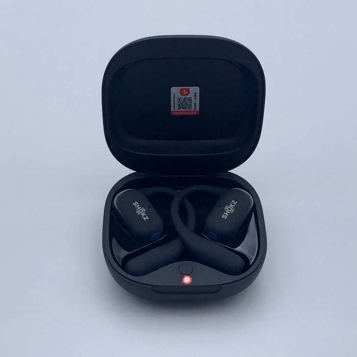 Shokz OpenFit 2+ noirs dans leur boîtier de charge