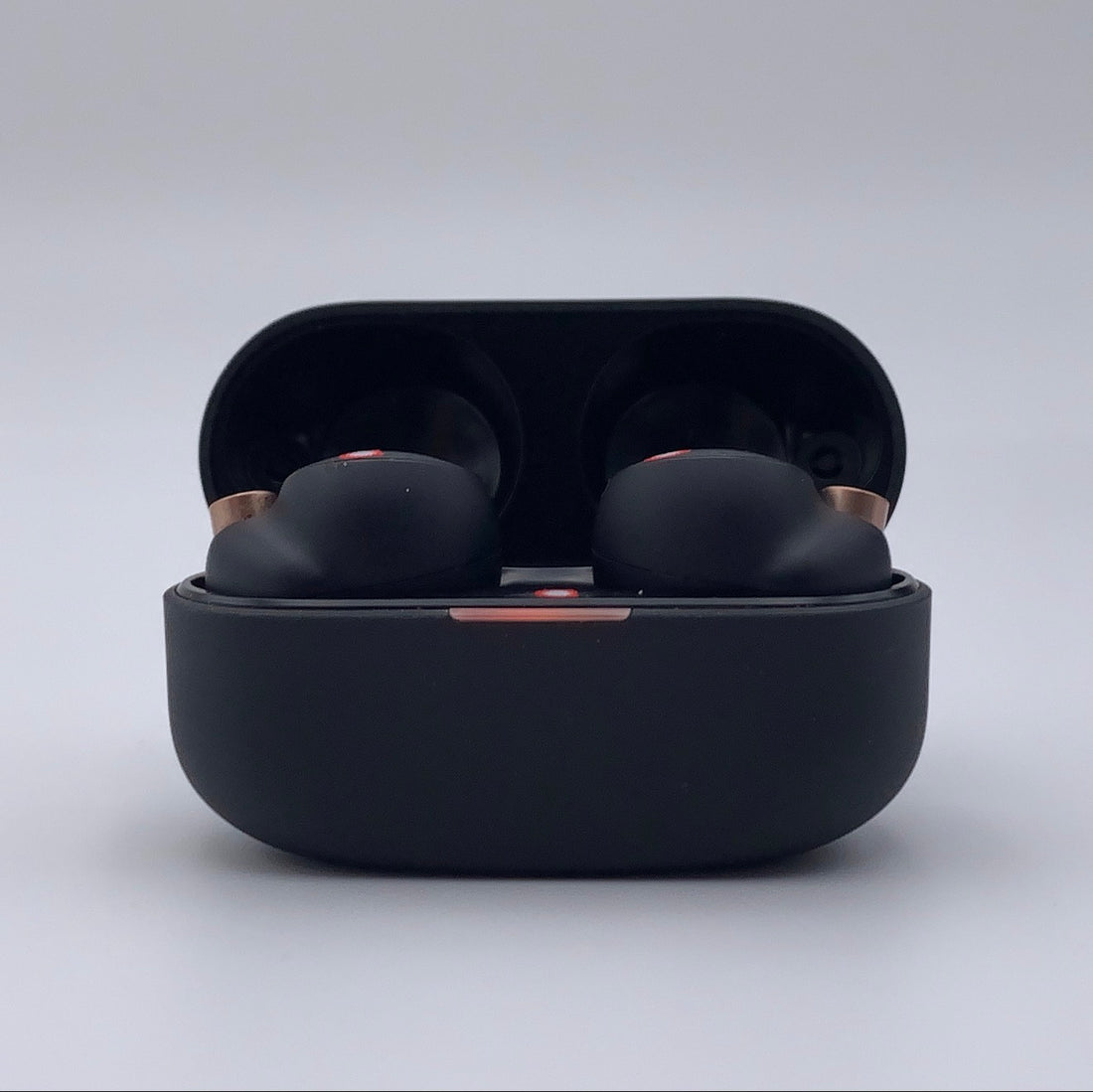 Sony WF-1000XM4 noirs dans leur boîtier de charge