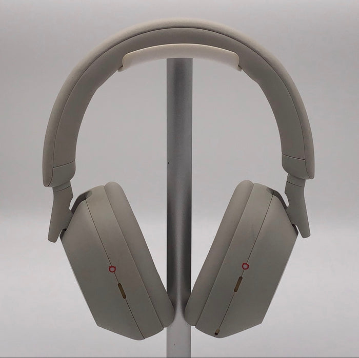 Sony WH-1000XM5 argent platine sur support, vue de face