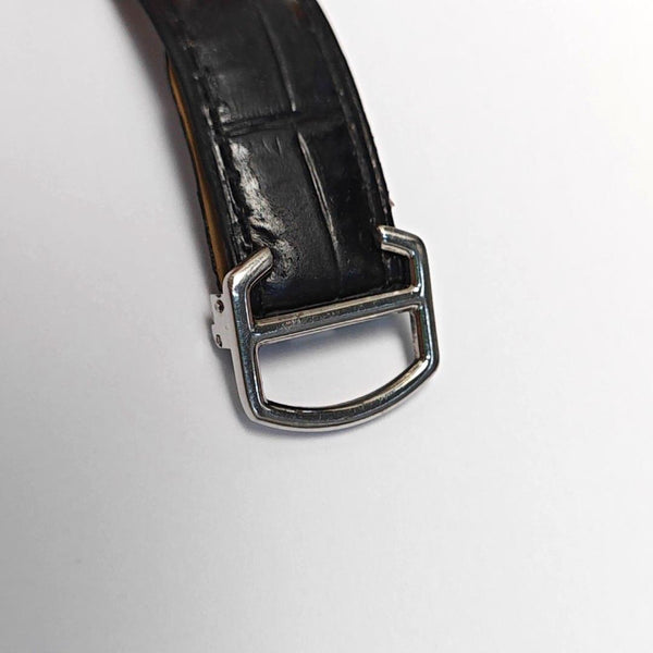 Détail : rayures et légère usure de la boucle