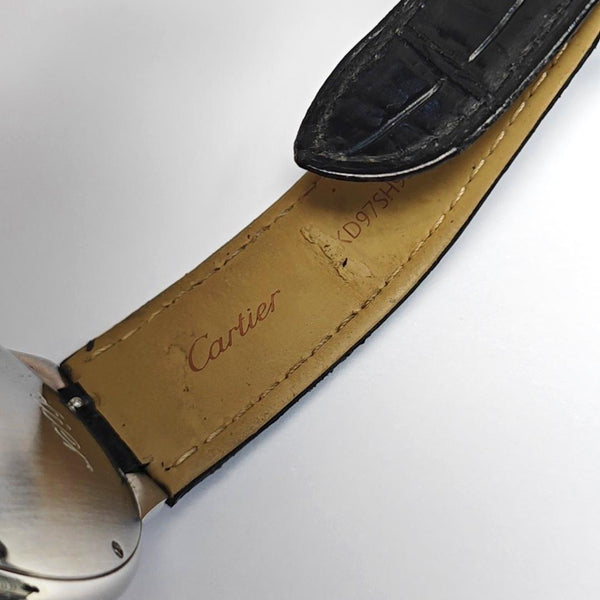 Détail : taches et plis du bracelet cuir