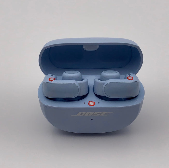 Coloris bleu : écouteurs dans leur boîtier de charge