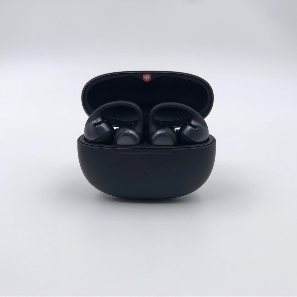 Shokz OpenDots ONE noirs dans leur boîtier de charge