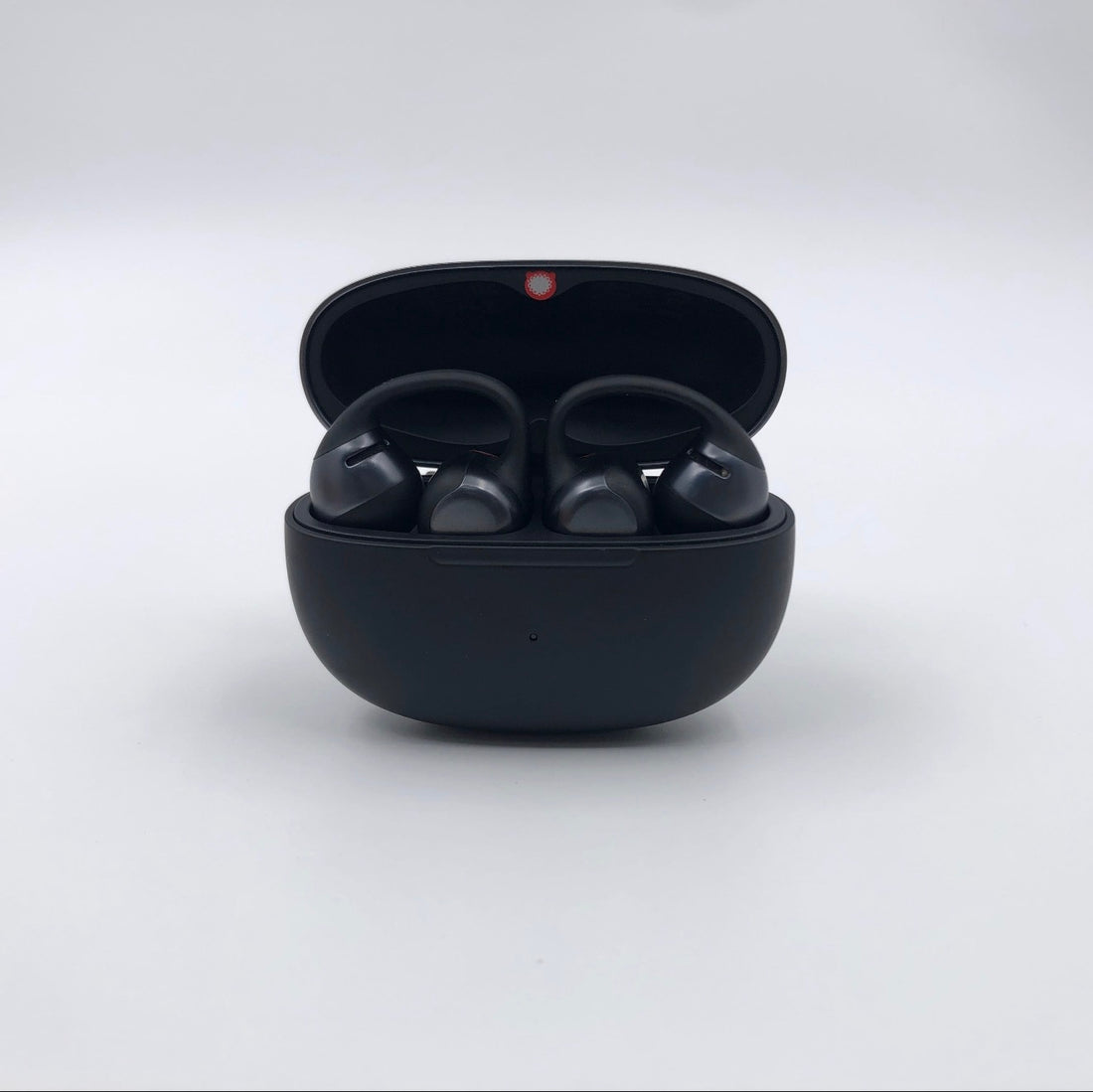 Shokz OpenDots ONE noirs dans leur boîtier de charge