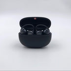 Shokz OpenDots ONE noirs dans leur boîtier de charge