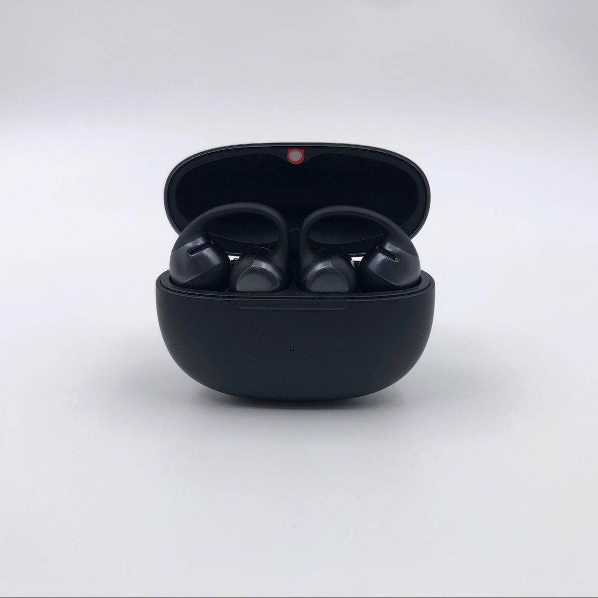 Shokz OpenDots ONE noirs dans leur boîtier de charge
