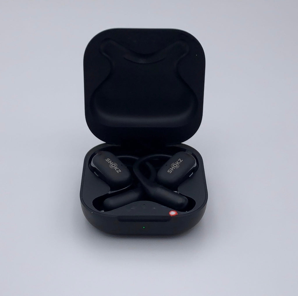Shokz OpenFit noirs dans leur boîtier de charge