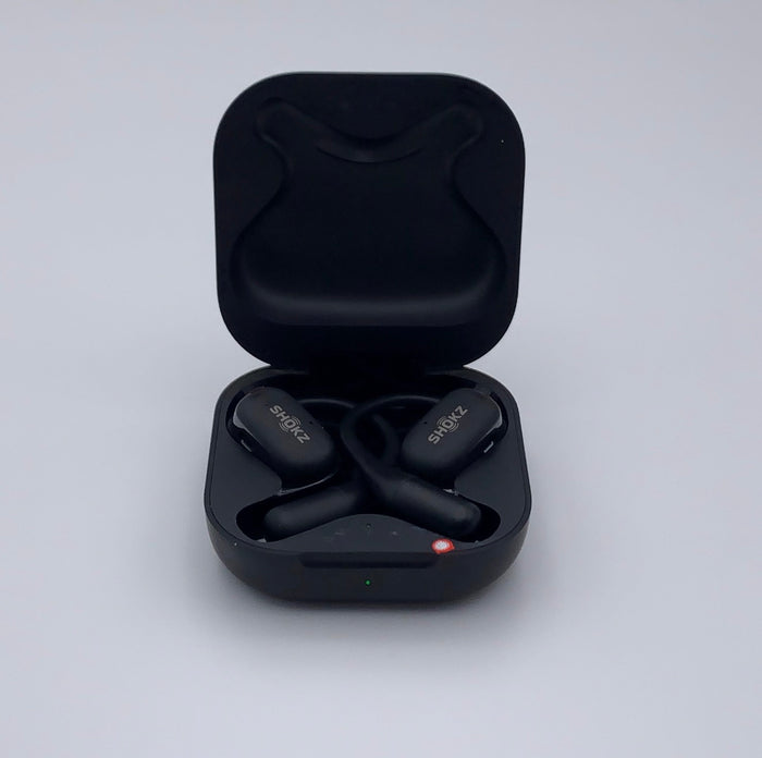 Shokz OpenFit noirs dans leur boîtier de charge