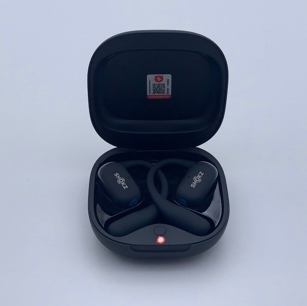 Shokz OpenFit 2+ noirs dans leur boîtier de charge