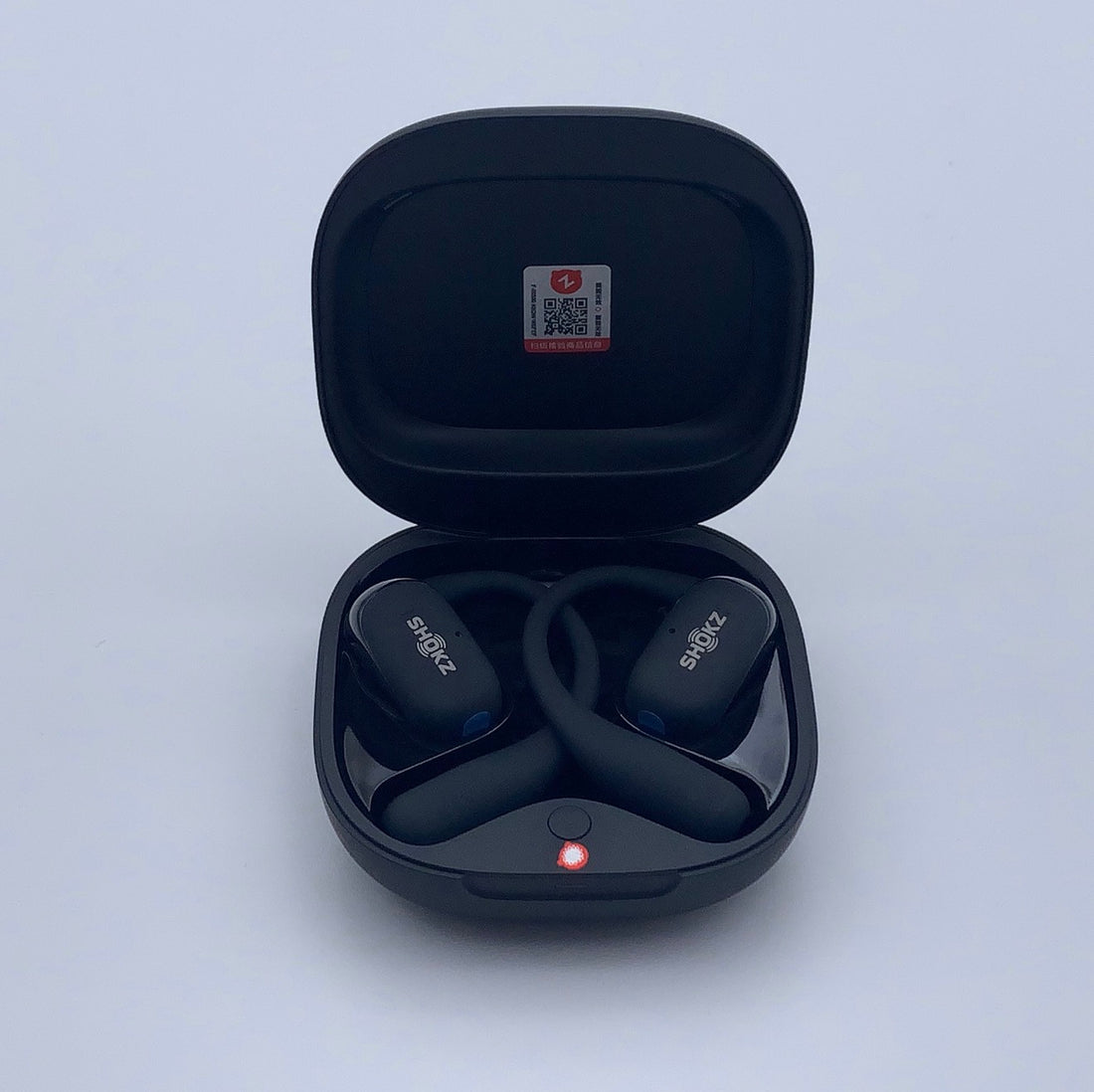 Shokz OpenFit 2+ noirs dans leur boîtier de charge