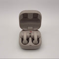 Sony LinkBuds Clip crème dans leur boîtier de charge