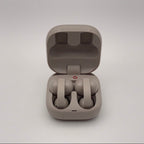 Sony LinkBuds Clip crème dans leur boîtier de charge