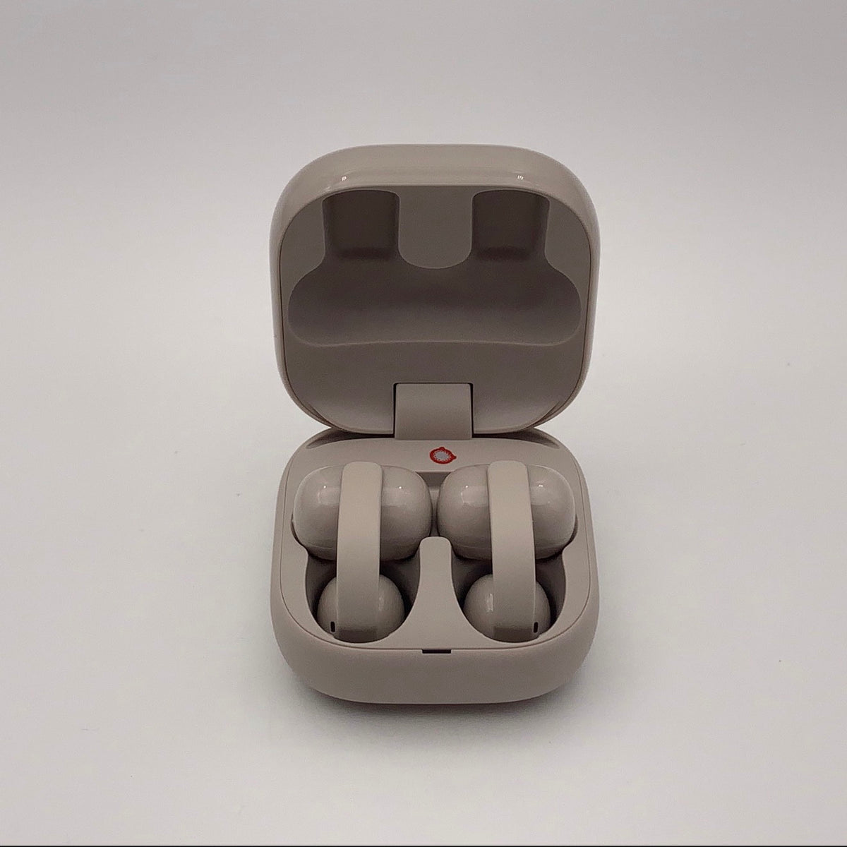 Sony LinkBuds Clip crème dans leur boîtier de charge