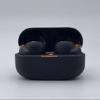 Sony WF-1000XM4 noirs dans leur boîtier de charge