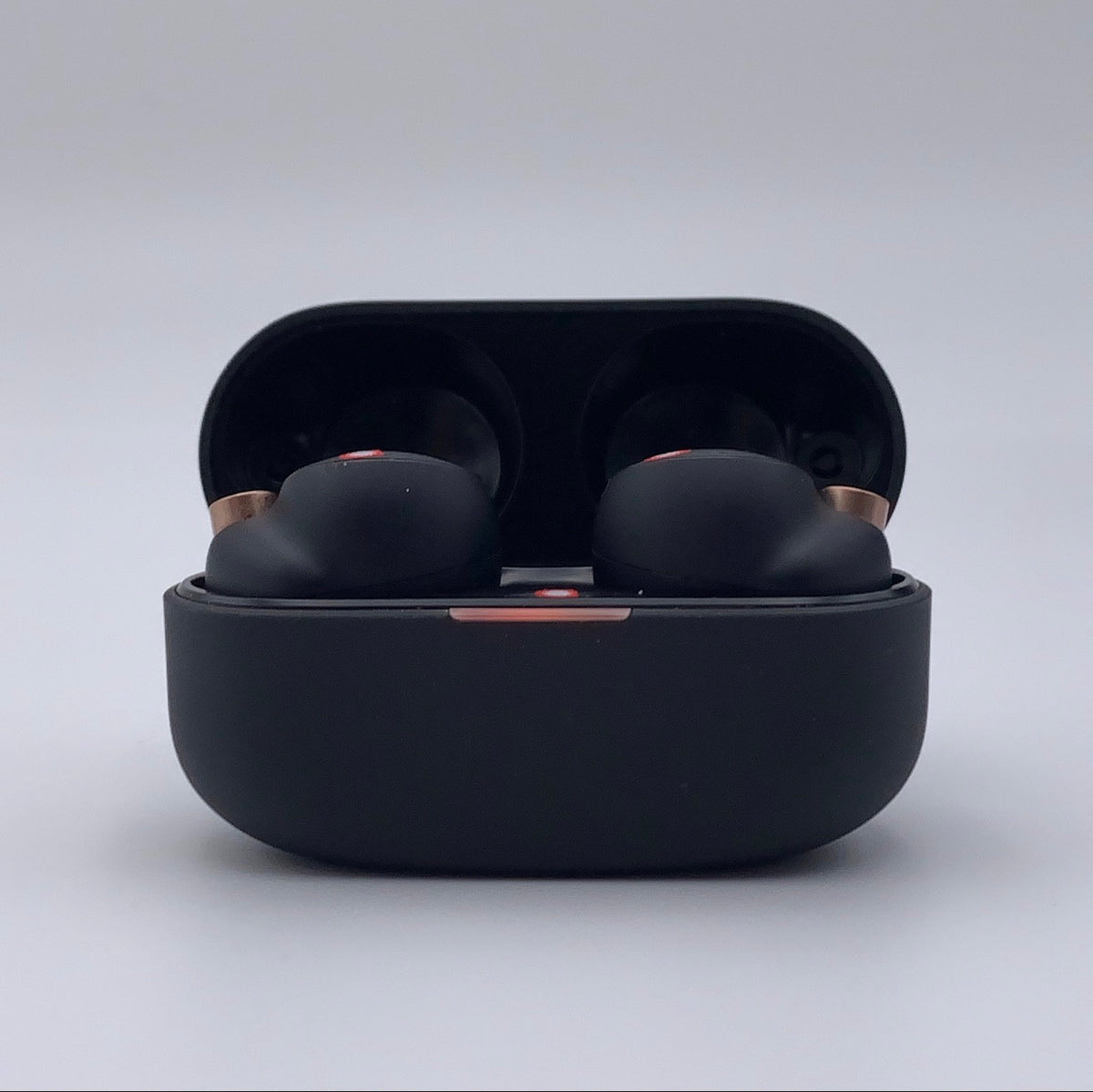 Sony WF-1000XM4 noirs dans leur boîtier de charge