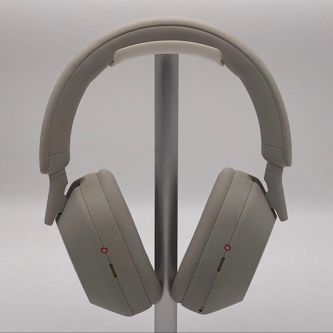 Sony WH-1000XM5 argent platine sur support, vue de face