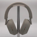 Sony WH-1000XM5 argent platine sur support, vue de face
