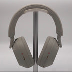 Sony WH-1000XM5 argent platine sur support, vue de face