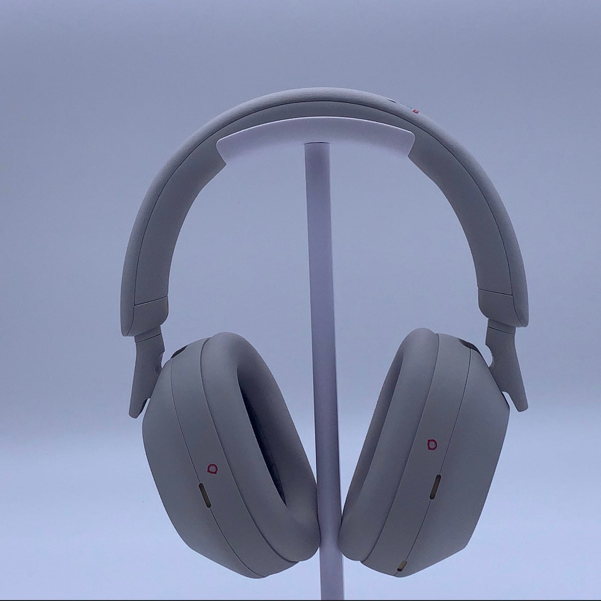 Exemplaire n°2 : casque sur support, vue de face