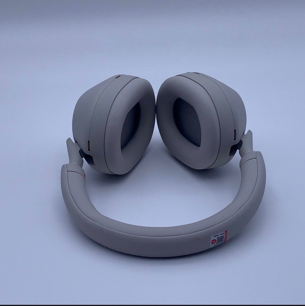 Exemplaire n°2 : casque, oreillettes pivotées