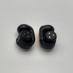 Coloris noir et or : contacts de charge