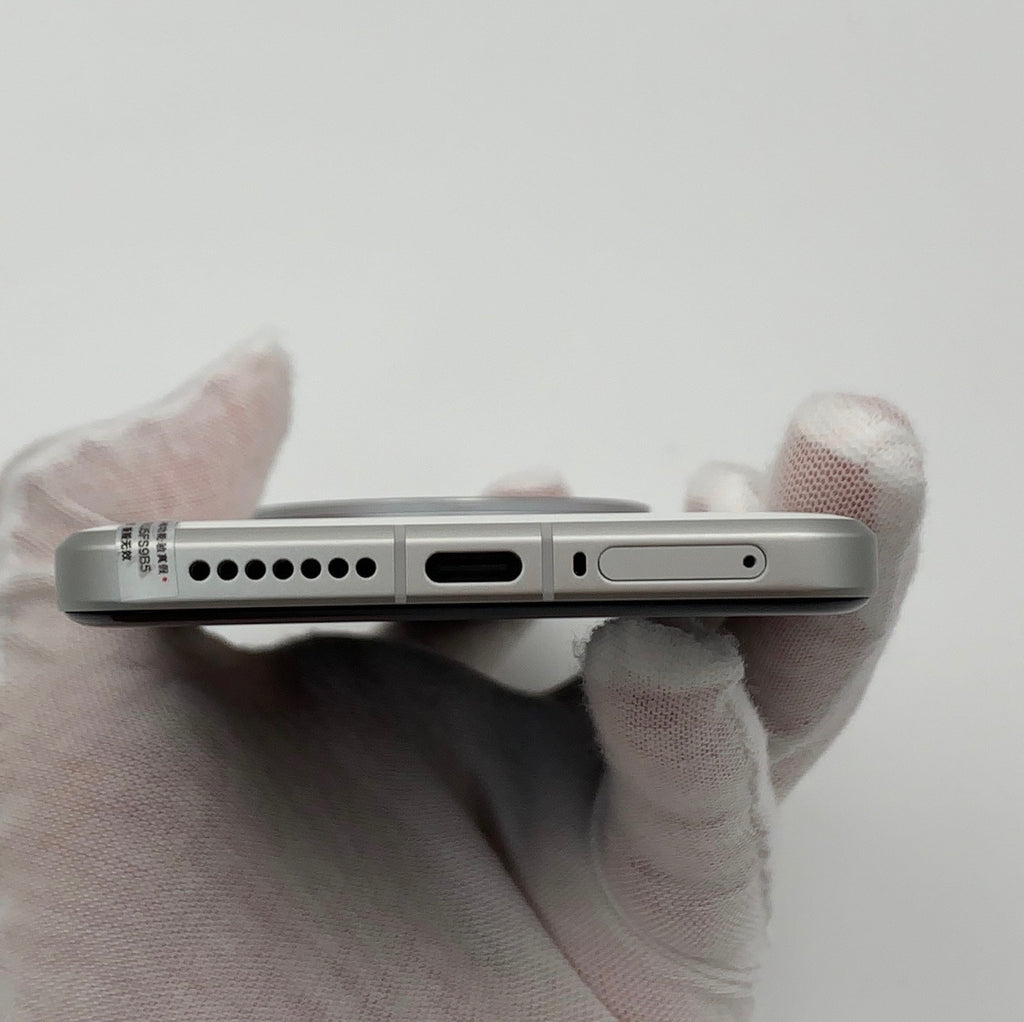 Port USB-C, haut-parleur et tiroir SIM